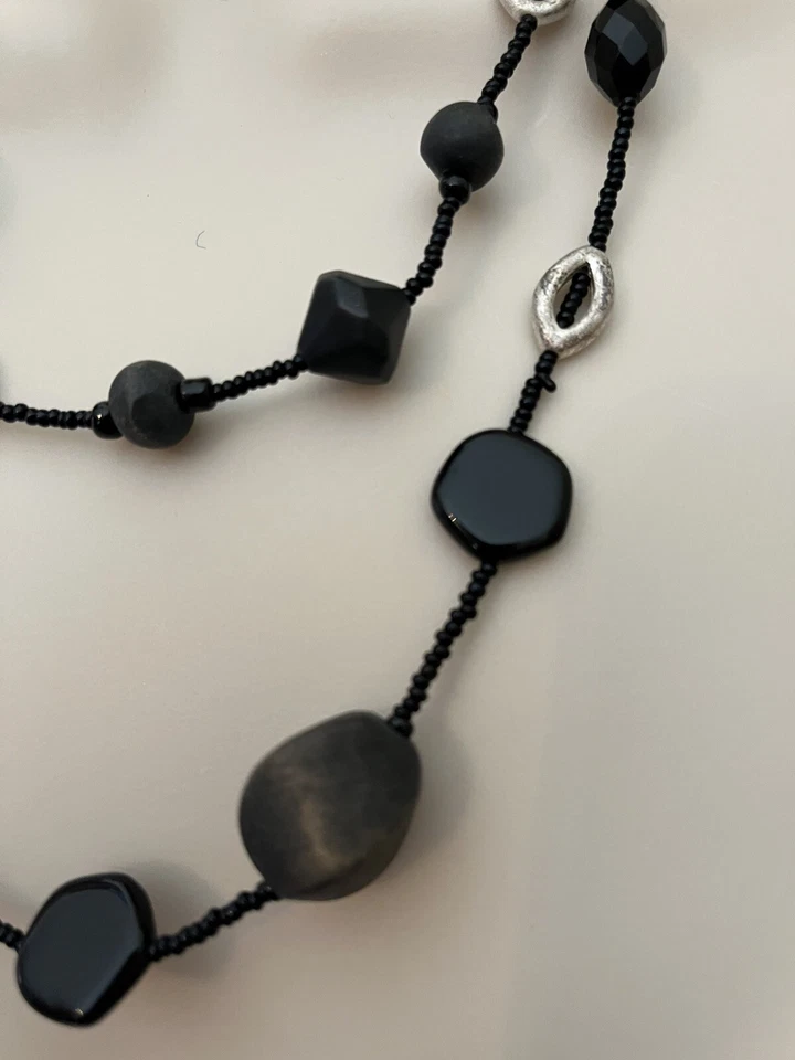 Collar Casa Blanca Mercado Negro 2 Hilos 17" Madera Vidrio y Metal Foto 2 de 4