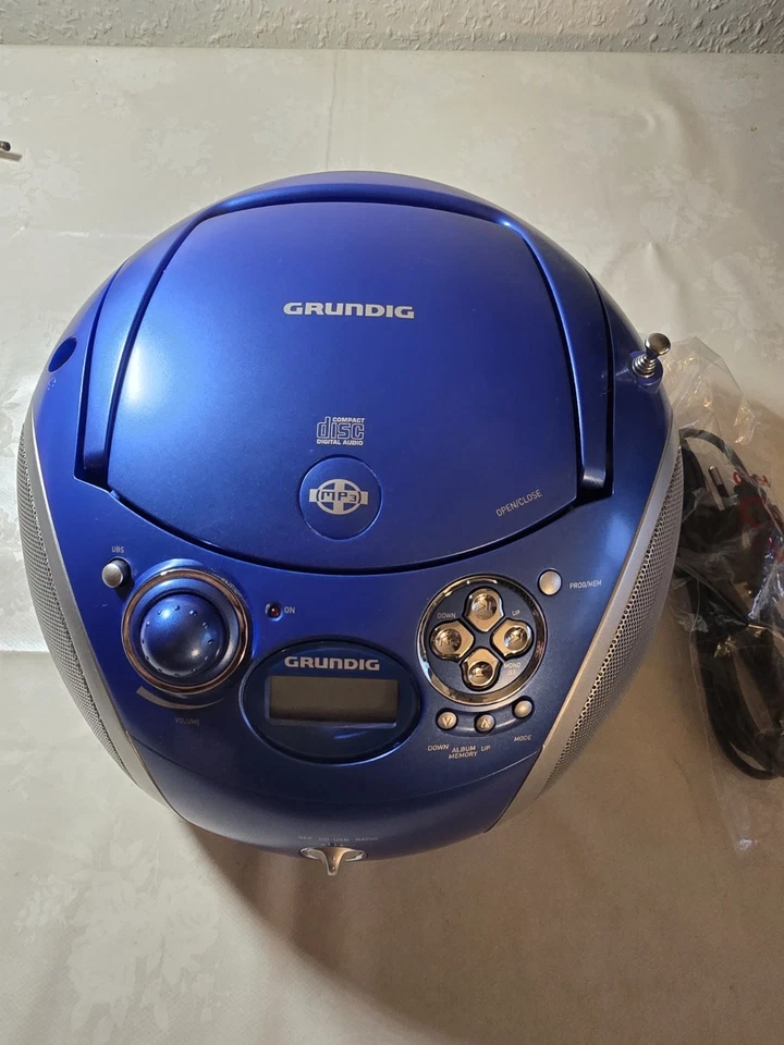 Grundig Radio/CD PLAYER, blau/Silber, NEU