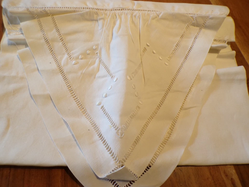 Taie traversin en lin blanc , Extrémités fermées brodées - Photo 2/3