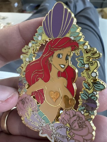 Disney Fantasy Anstecknadel Arielle mit lila Schleife Meeresblumen mit tollem Oberprofil LE - Bild 5 von 15