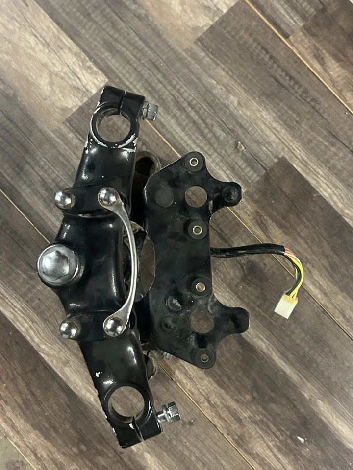 Conjunto de triple árbol horquilla delantera Suzuki RV125 1976 OEM con llave de encendido y bocina OEM Foto 3 de 4