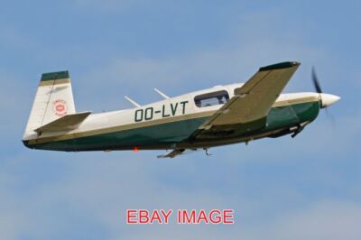 FOTO FLUGZEUG MOONEY M20J-201 'OO-LVT' C/N 24-3411. BAUT 1997. SEEN DEPARTIN