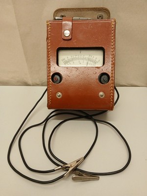 Vintage Megger elektrisches Prüfgerät zum Aufziehen Lederetui & Messleitungen selten 