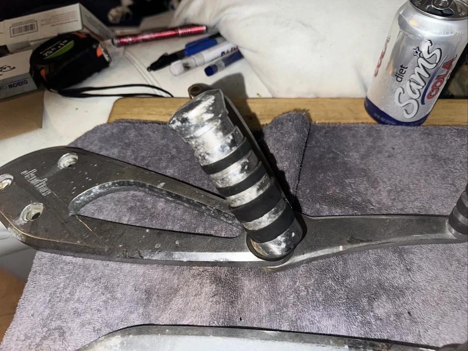 Reposapiés derecho Honda VT1100 Spirit Shadow 1100 jardín estribo y soporte de montaje Foto 3 de 4