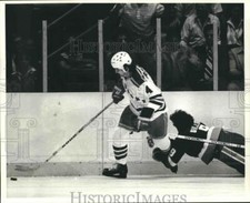 Press Photo Ron Greschner Attempts to Break Away from Clark Gillies - lfx07204
