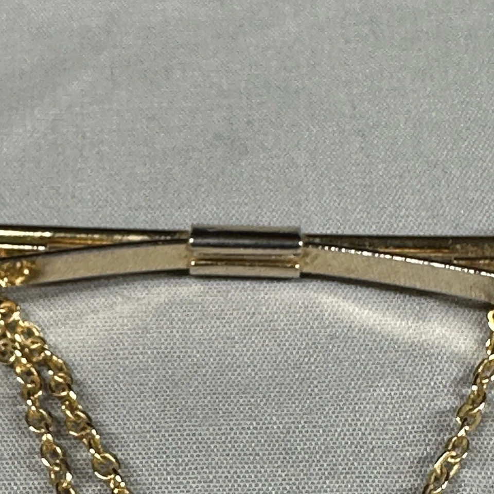 Clip de barra de corbata vintage Swank tono dorado con doble cadena y acento de vidrio negro Foto 3 de 4