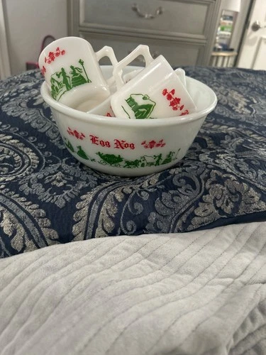 VINTAGE Hazel Atlas Tom And Jerry Christmas Eggnog One Bowl and Set of 6 Mugs