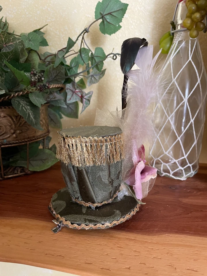 Mini Sombrero Sombrerero Loco Verde con Flor Rosa y Plumas CLIP ON Hair Accy. Foto 2 de 4