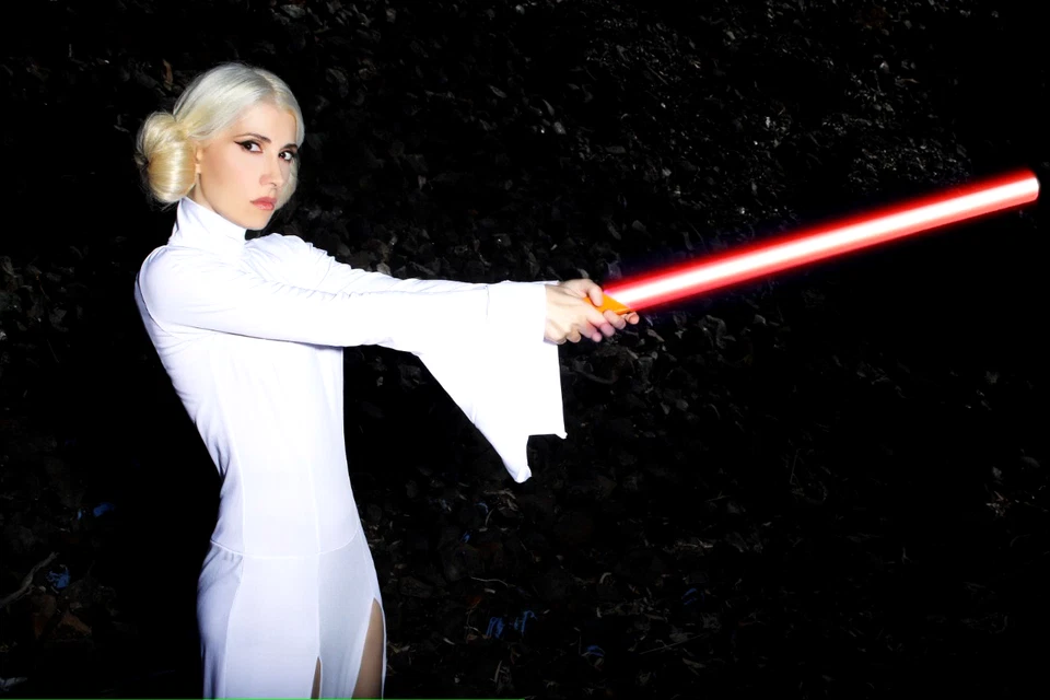 Vestido único usado por artista de la sesión de fotos del libro publicado inspirado en Star Wars Foto 2 de 4