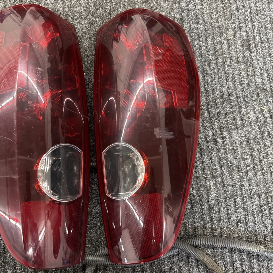 2004-2012 GMC CANYON PAR DE LÂMPADAS TRASEIRAS DE LENTES FUMÊ ESQUERDA E DIREITA AFTERMARKET - Imagem 3 de 4