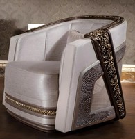 Eleganter Sessel Mit Goldenen Schnitzereien Und LuxuriöSem Design