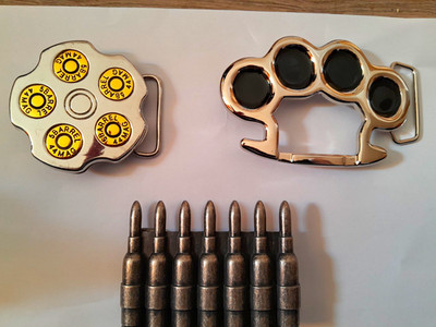 Herren 3er-Set Metall-Gürtelschnallen silber 44 MAG & Schlagring + Patronen