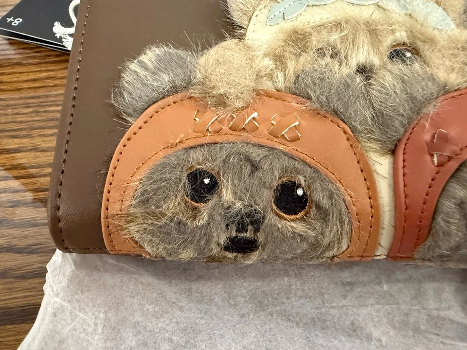 Cartera Loungefly Star Wars Ewok Trio Imitación Cuero con Borde de Piel Sintética Nueva Foto 2 de 4