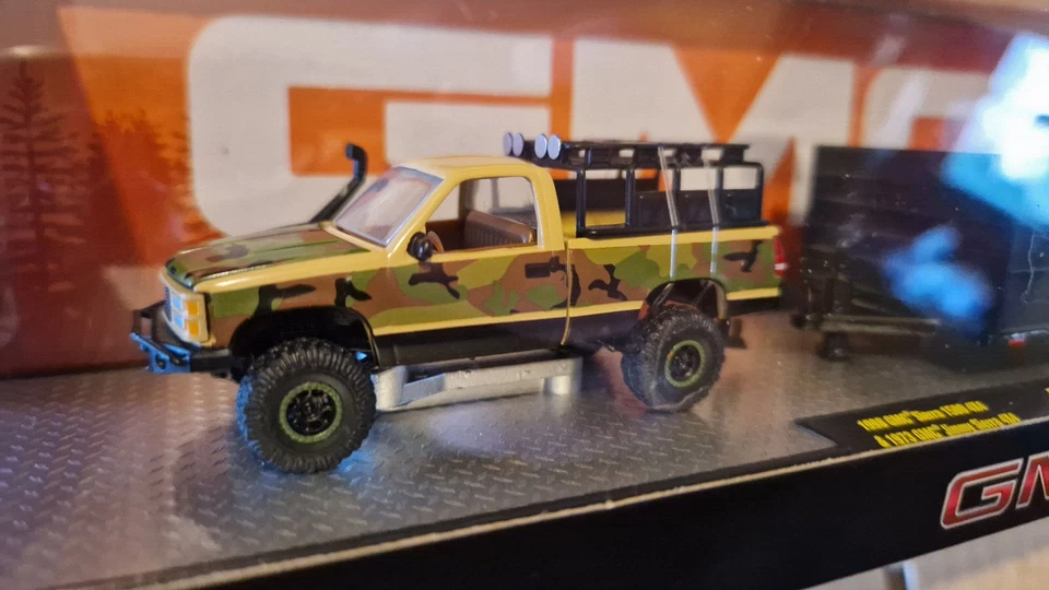 M2 Machines Auto-Haulers Release 75 1998 GMC Sierra 1500 4x4 and 1973 GMC  (C12) - Photo 2/4