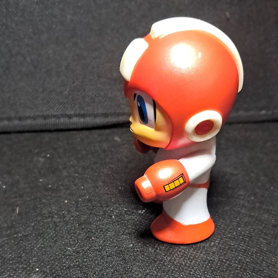 MINIFIGURA KIDROBOT ROJO MEGAMAN VINILO 3" EXCLUSIVA DE BOOTCRATE Foto 2 de 4