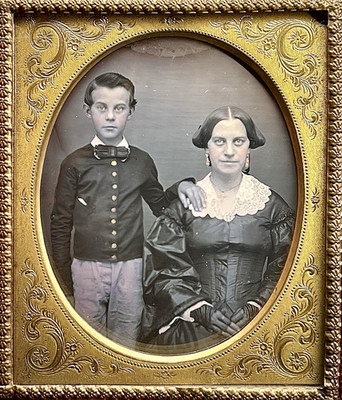 SHARP 1/6 PLATE 1850's DAGUERREOTYPE - MOTHER & LOVING SON - INSIDE A FULL CASE