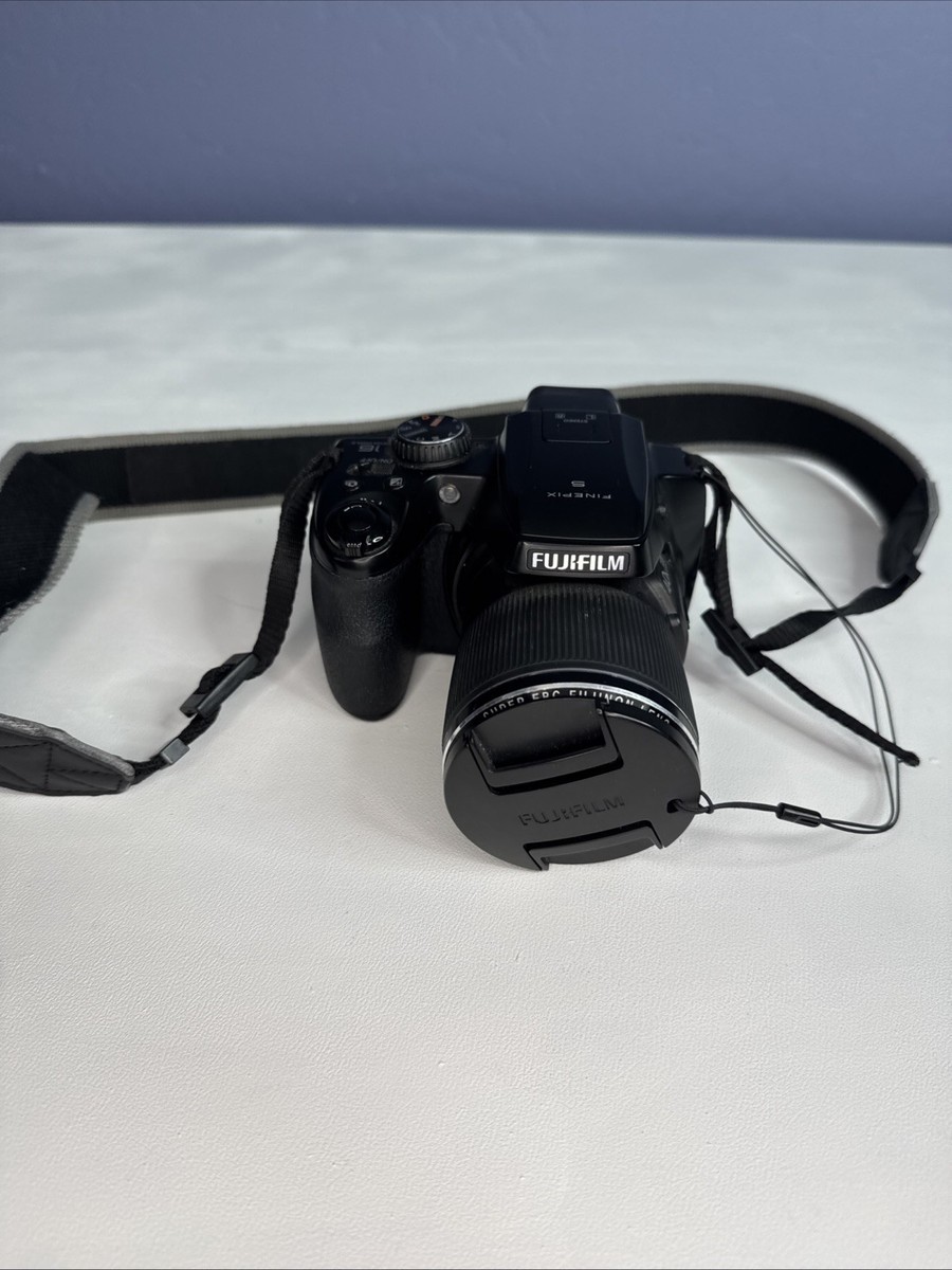Fujifilm FinePix S8200 16.0MP Digital Camera 40x Zoom Lens