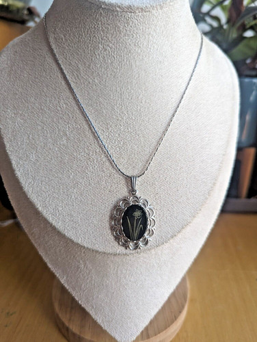 18kgp marked chain with daffodil pendant with