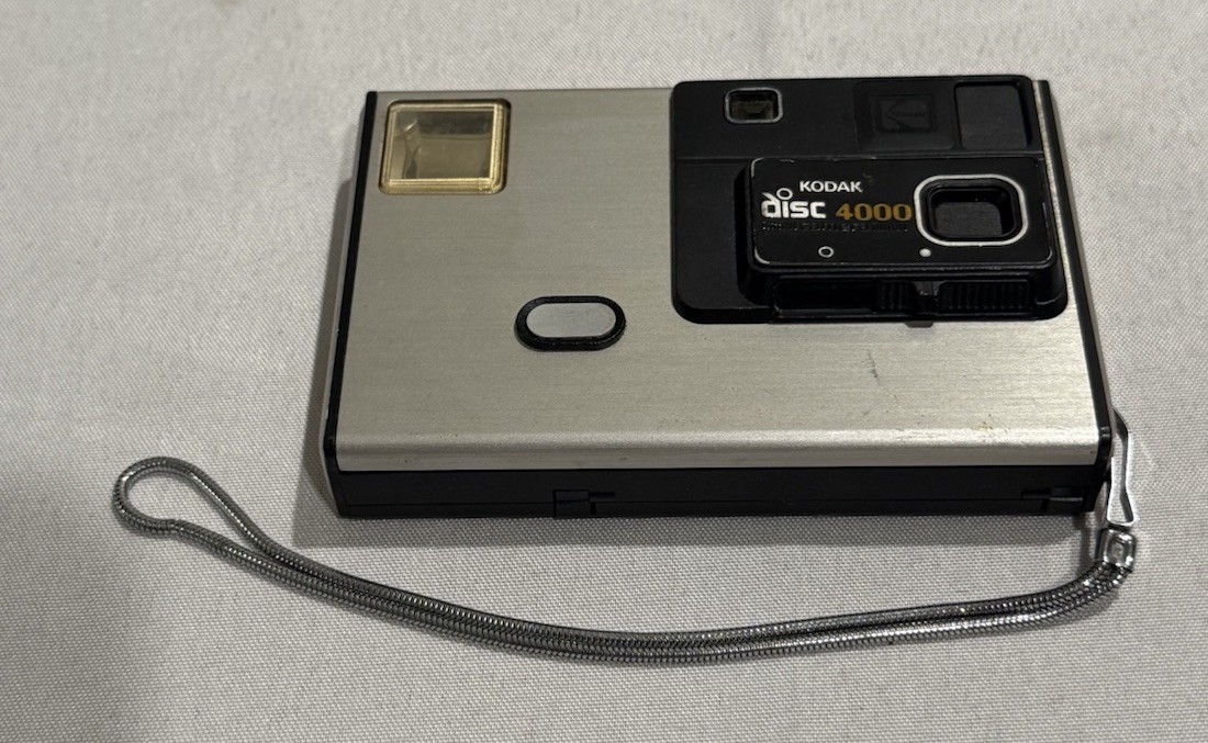 1980年代　Kodak Disc 4000 フィルムカメラ 動作未確認　その他 Vintage Kodak Disc 4000 Camera 1980s Silver Compact Film Camera