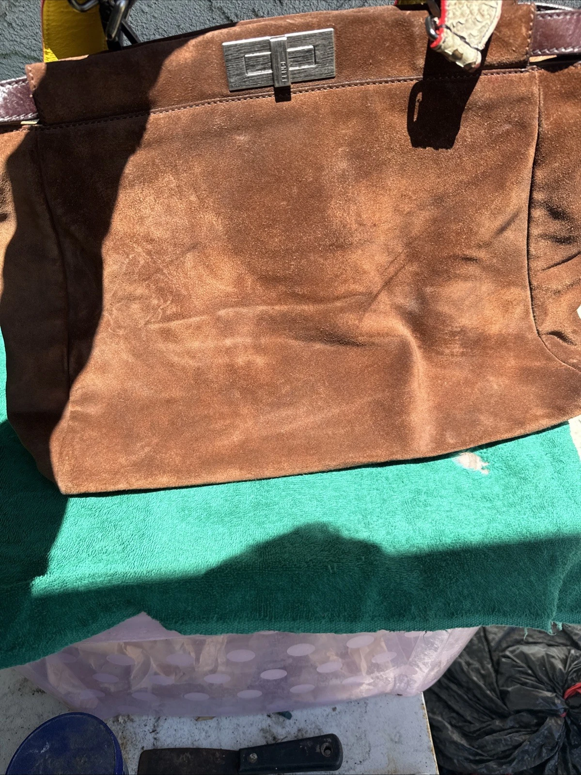 Borsa a tracolla Fendi Peekaboo marrone scuro scamosciata manico superiore