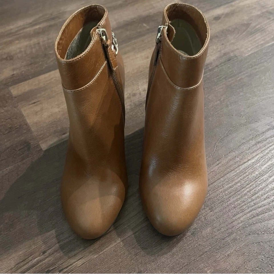 Elaine Turner Brown Leather Ankle Boot with Gold Chain Women’s Size 6.5 M - Image 3 of 4