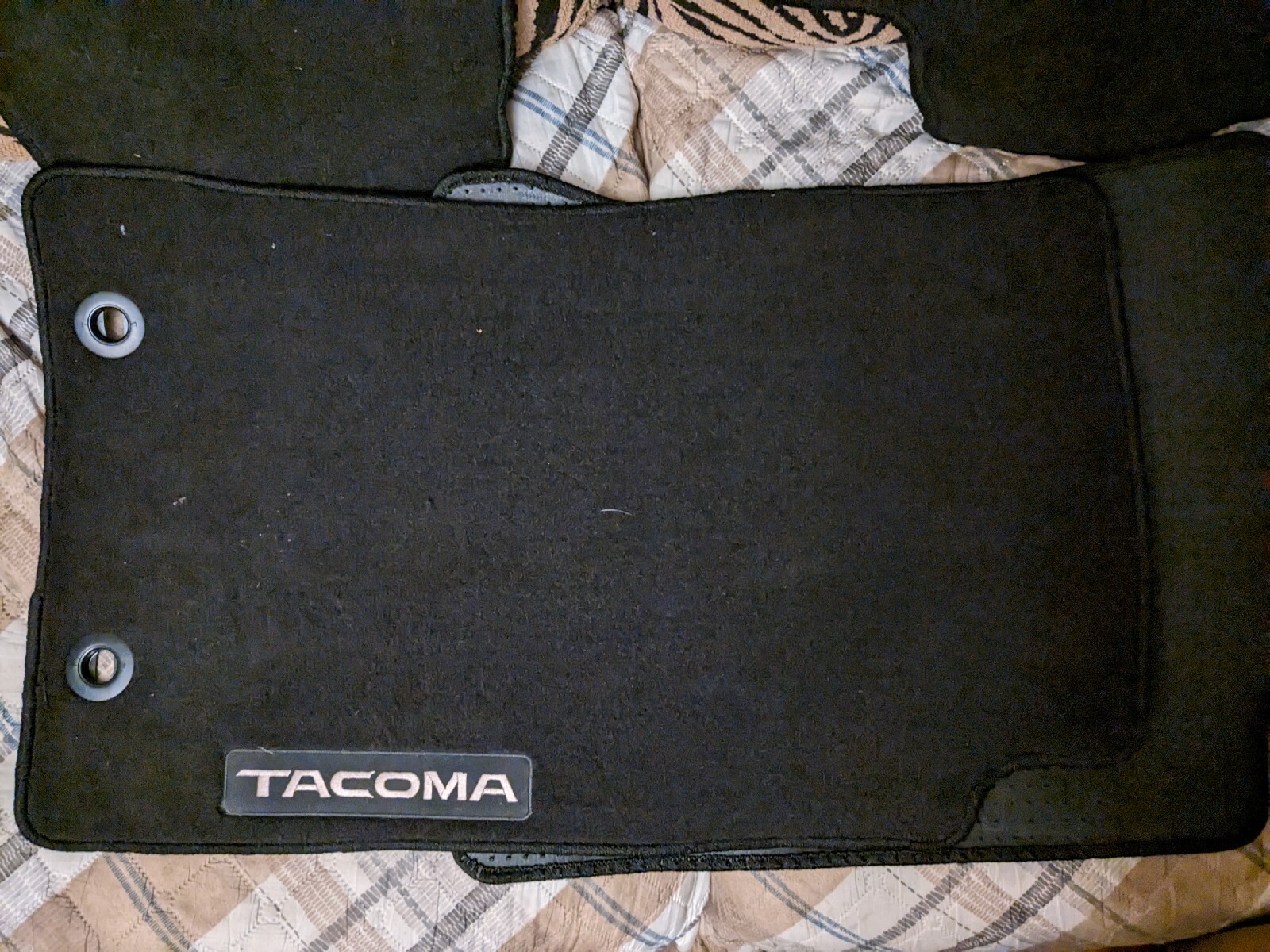 20052011 CARPET FLOOR MATSGENUINE TOYOTA MATS. Black eBay