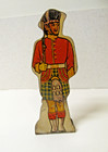 3.5" VINTAGE SCOTTISH GORDON HIGHLANDER LITHO TIN TOY SOLDIER — photo 1