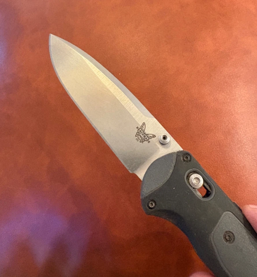 Faca de bolso dobrável Benchmade Boost 590 - SV30 lâmina cabo de borracha cinza - Imagem 3 de 4