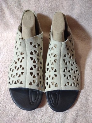 Nike Vixen Beige/ Off White? Tan Perforated Open Toe Sandal Flats Size 10