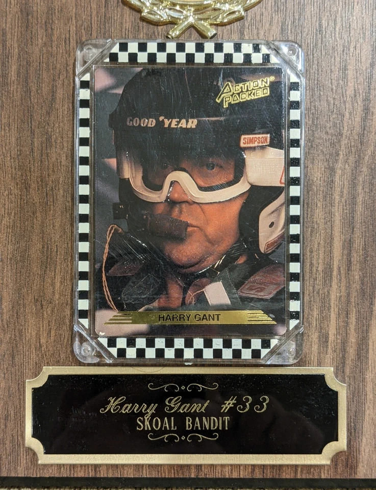 Placa de madera Harry Gant #33 Skoal Bandit NASCAR con tarjeta de conductor llena de acción Foto 2 de 4