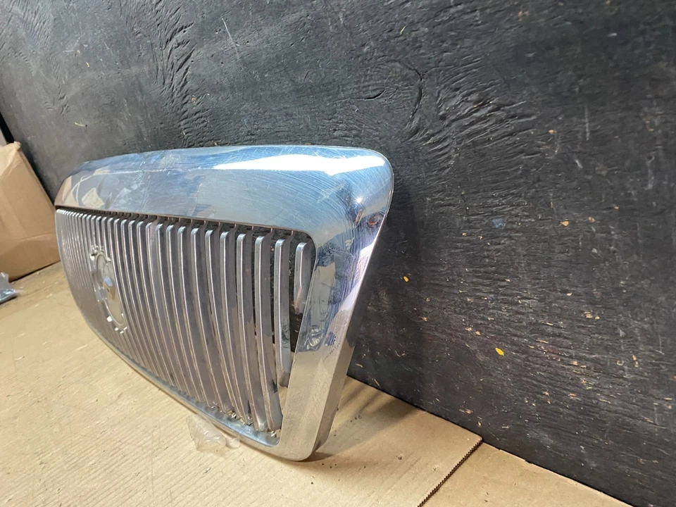 Parrilla superior delantera Mercury Grand Marquis 2003 a 2005 mercado de accesorios U7599 DG Foto 2 de 4