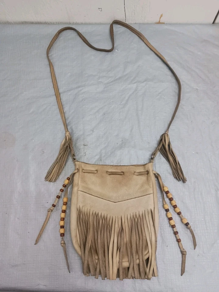 Bolso bandolera con flecos CNP. Bolsas Cut n Paste Los Angeles  Foto 3 de 4