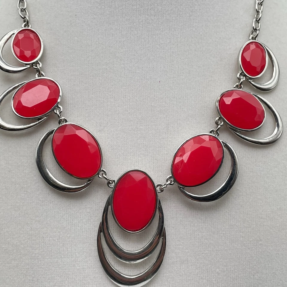 Collar llamativo vintage en tono plateado con grandes piedras ovaladas rojas y eslabón de textura Foto 3 de 4