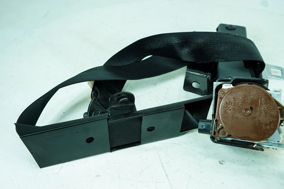 Оригинальный черный натяжитель заднего центрального ремня безопасности 16–19 Nissan Titan XD 5116 - Изображение 4 из 4