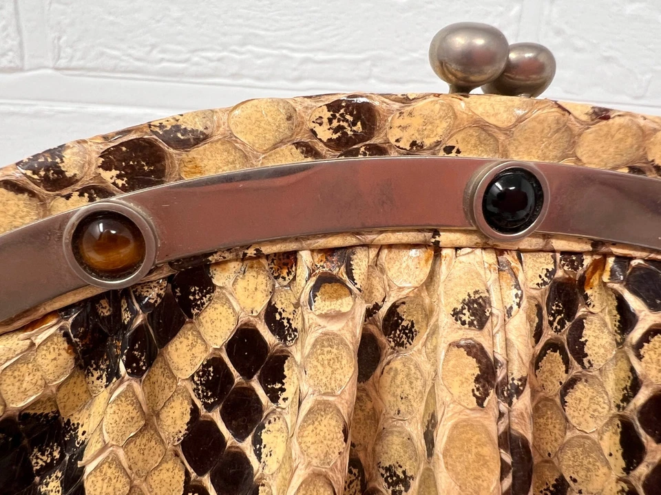 Bolso de Mano Judith Leiber Reptile Clutch Marco de Metal Plateado Cabujones Ojo de Tigre Foto 4 de 4