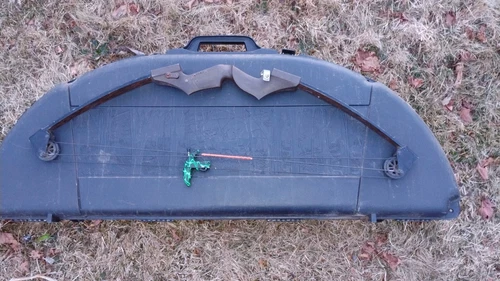 Right Hand Compound Bow, Hard Case & Trigger Release 50# Pull & Arrows Included!