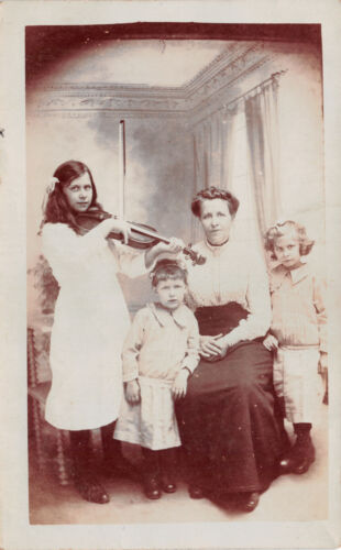 R253210 Portret rodzinny. Kobieta z trójką dzieci. Dziewczyna ze skrzypcami. Pocztówka - Zdjęcie 1 z 2
