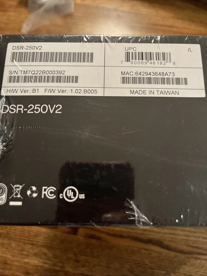 Router VPN de servicios unificados D-Link para pequeñas y medianas empresas DSR250V2 Foto 3 de 4