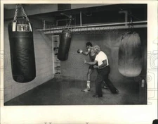 1981 Press Photo Billy Harris instructs Charles Britt on Boxing Bag at YMCA