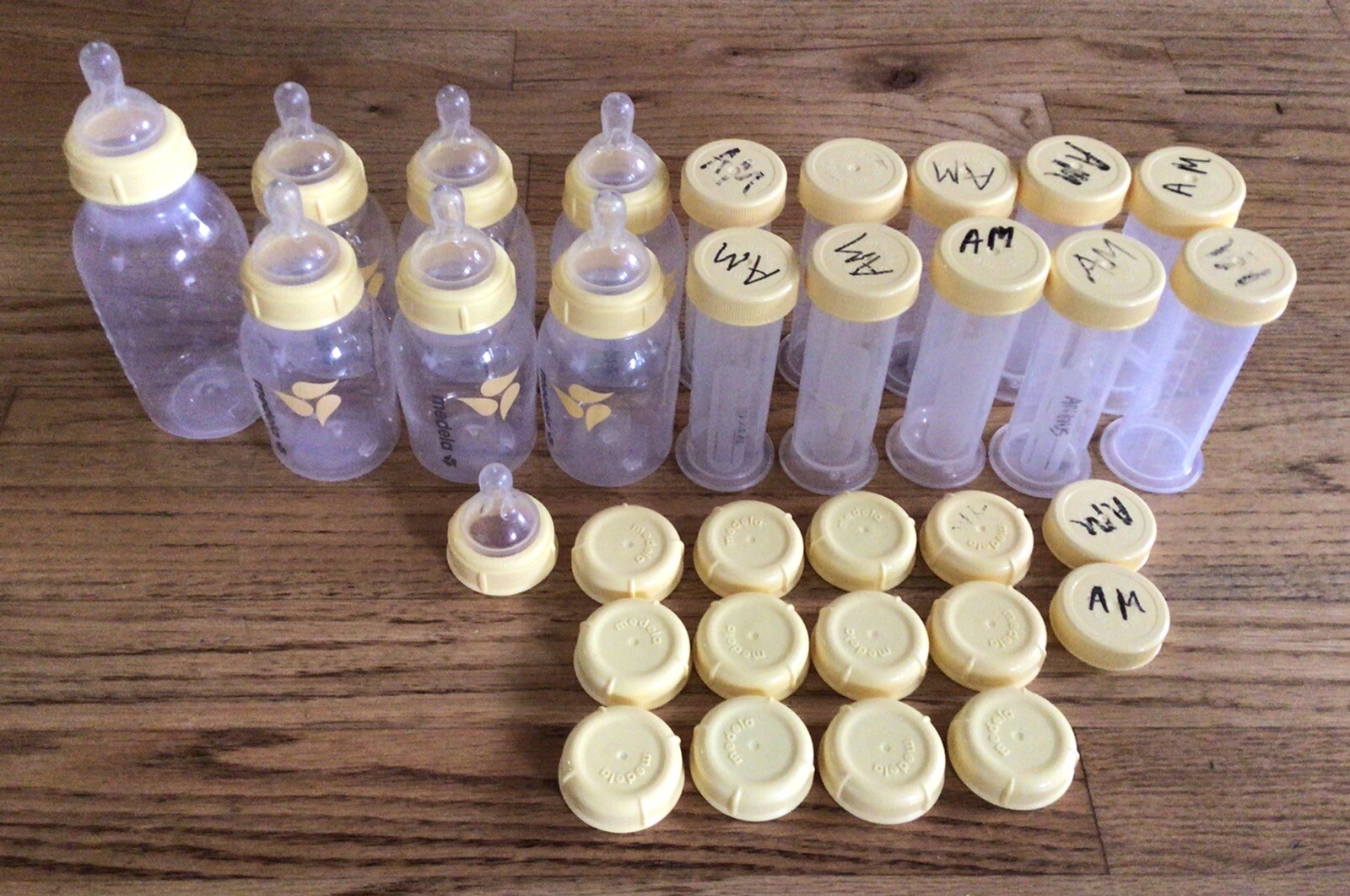 MEDELA Lot - (10) Freezer Storage, (6) 5 Oz Bottles, (1) 8 Oz Bottle