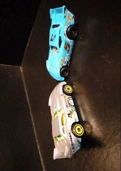 11 Mixed Vehicles Loose Bulk Lot Of Cars 1/64 Scale Mixed Years - Image 3 of 4