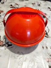 Set da pic nic vintage firmato Guzzini alla base, colore rosso.