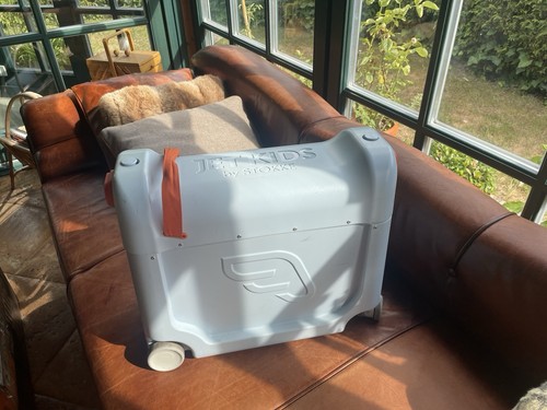 Stokke® JetKids™ Aufsitzkoffer mit BedBox™ Eine Rolle Defekt Hellblau
