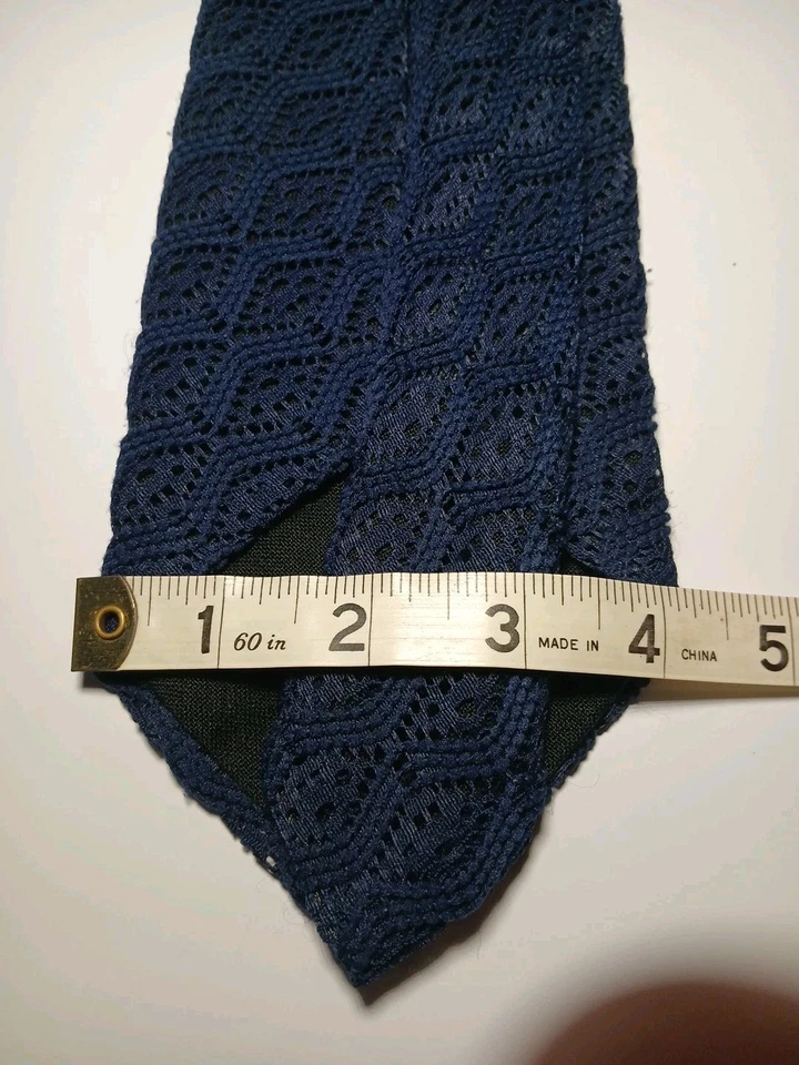 Gravata DeCarlo Vintage Azul Marinho Malha Tecelagem Aberta Geométrica Texturizada Funky Psicodel - Imagem 4 de 4