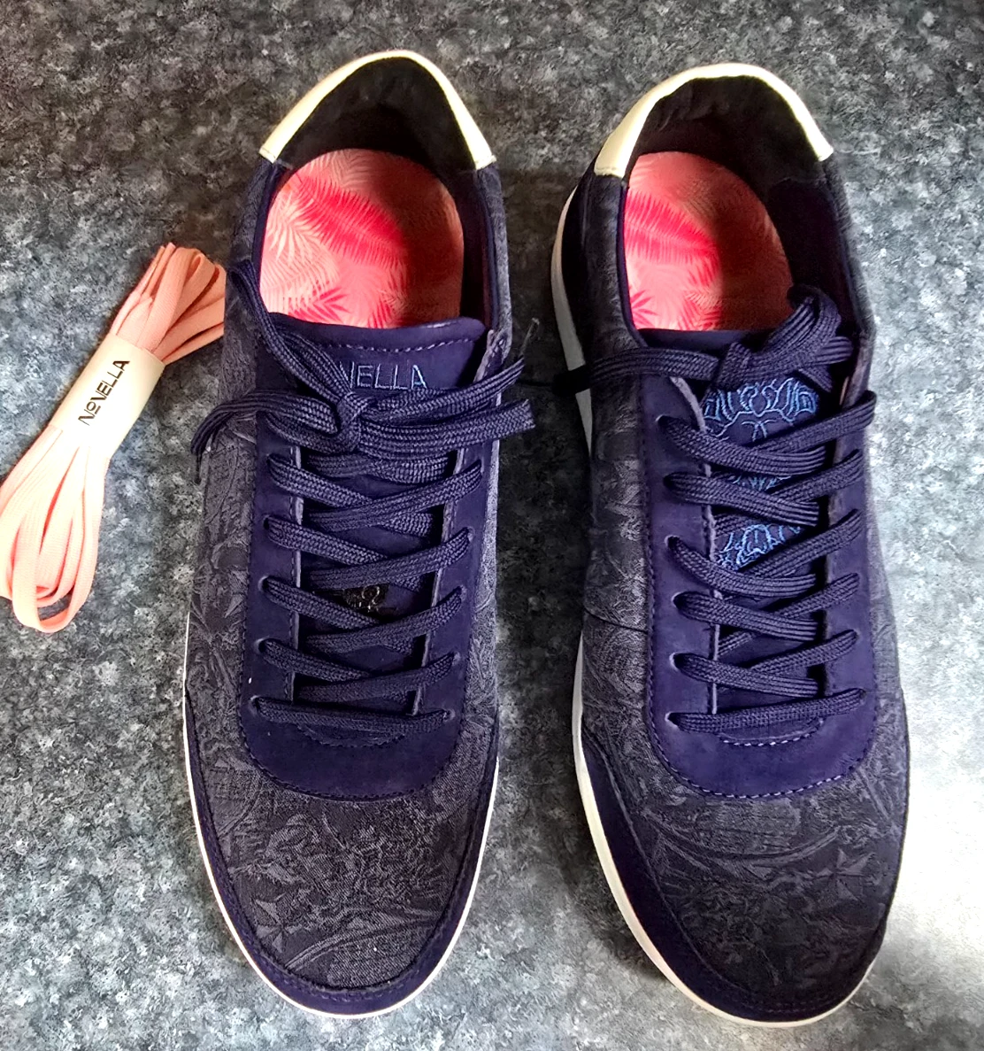 Novella #1107 Mens Sz 10 Blue Jacguard "The Lion" Sneakers with Graphic Bottoms