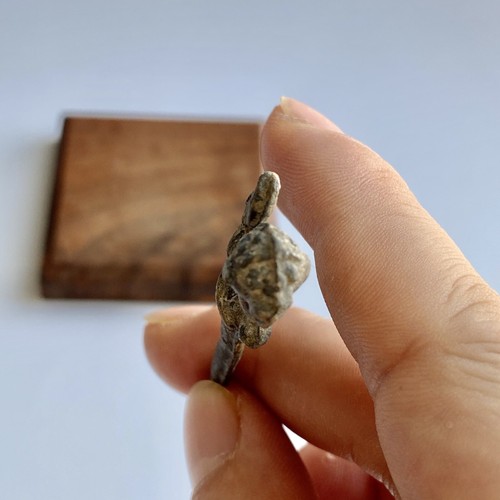 J15 ANCIENT tin stick with lion decoration. Qing DYNASTY 清代供养护法狮 61mm - Picture 5 of 6