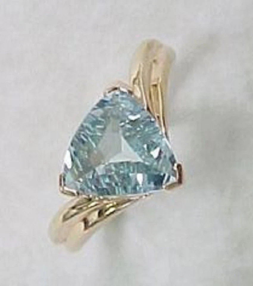 Anillo de compromiso de 2 bandas aguamarina simulada de 7 quilates enchapado en oro amarillo de 14 quilates Foto 2 de 4