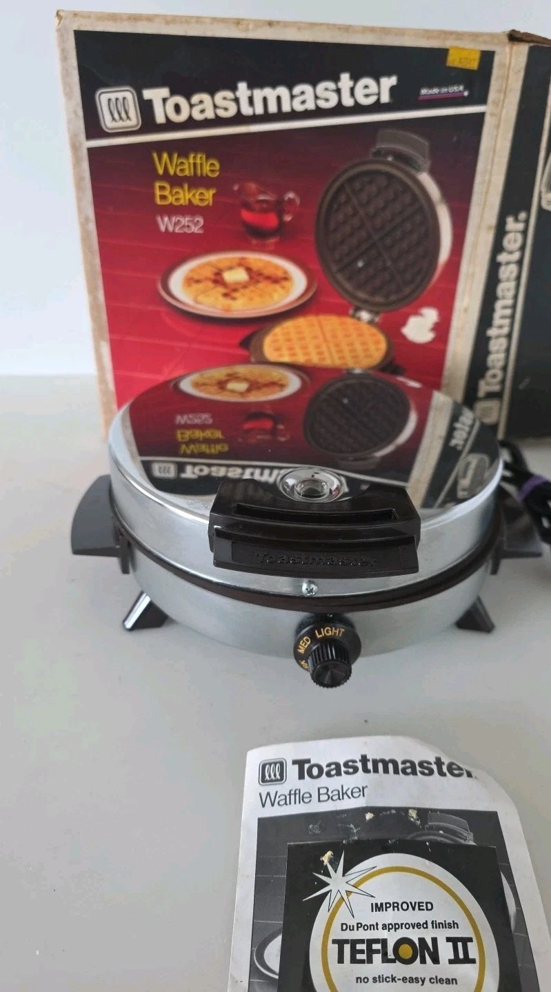 VTG Toastmaster Waffle Maker Baker Round Chrome Non-Stick W252 w/ Box