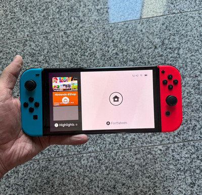 Nintendo Switch Konsole 32GB mit Joy-Con Blau/Rot, Grip & Handgelenkschlaufen