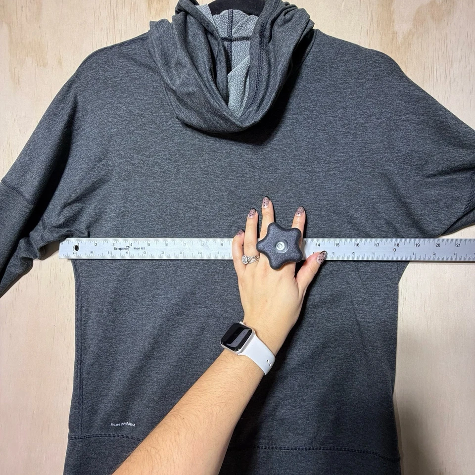 Saucony Women’s Run Warm Long Sleeve Hoodie Thumb Holes Gray Size Small - Image 4 of 4